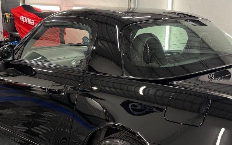 Flawless, swirl-free black paintwork after paint correction